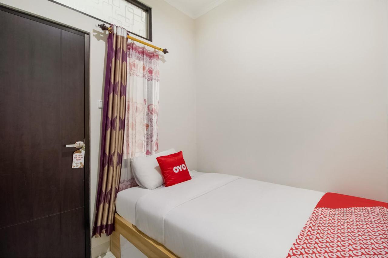 Hotel Oyo 3256 Rukost I8 Karawang Esterno foto